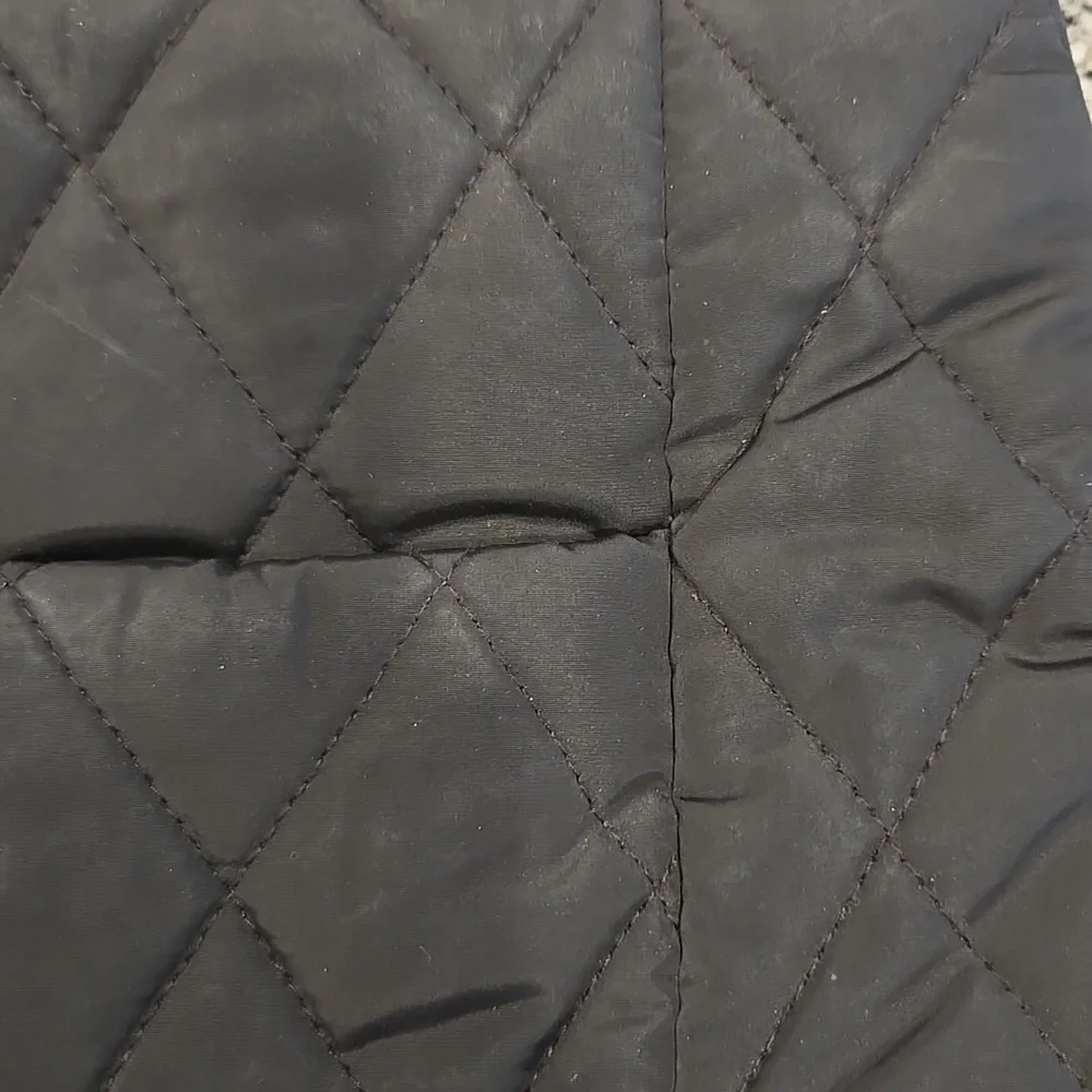 VERA BRADLEY ULTRALIGHT QUILTED HIPSTER CROSSBODY BAG IN BLACK.